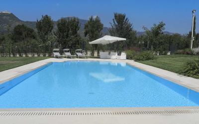 Piscina Interrata Sfioro Griglia Pietra